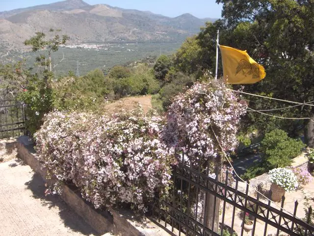 Θέα προς τα βουνά του Μεραμβέλλου από τη Μονή