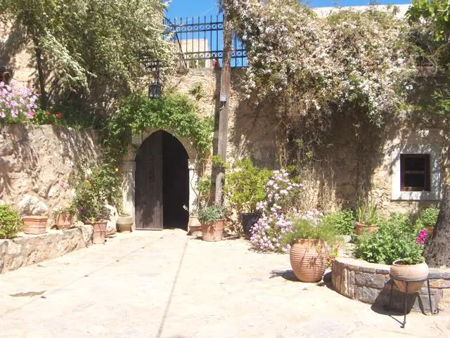Η πέτρινη καμάρα και η αυλή της Μονής